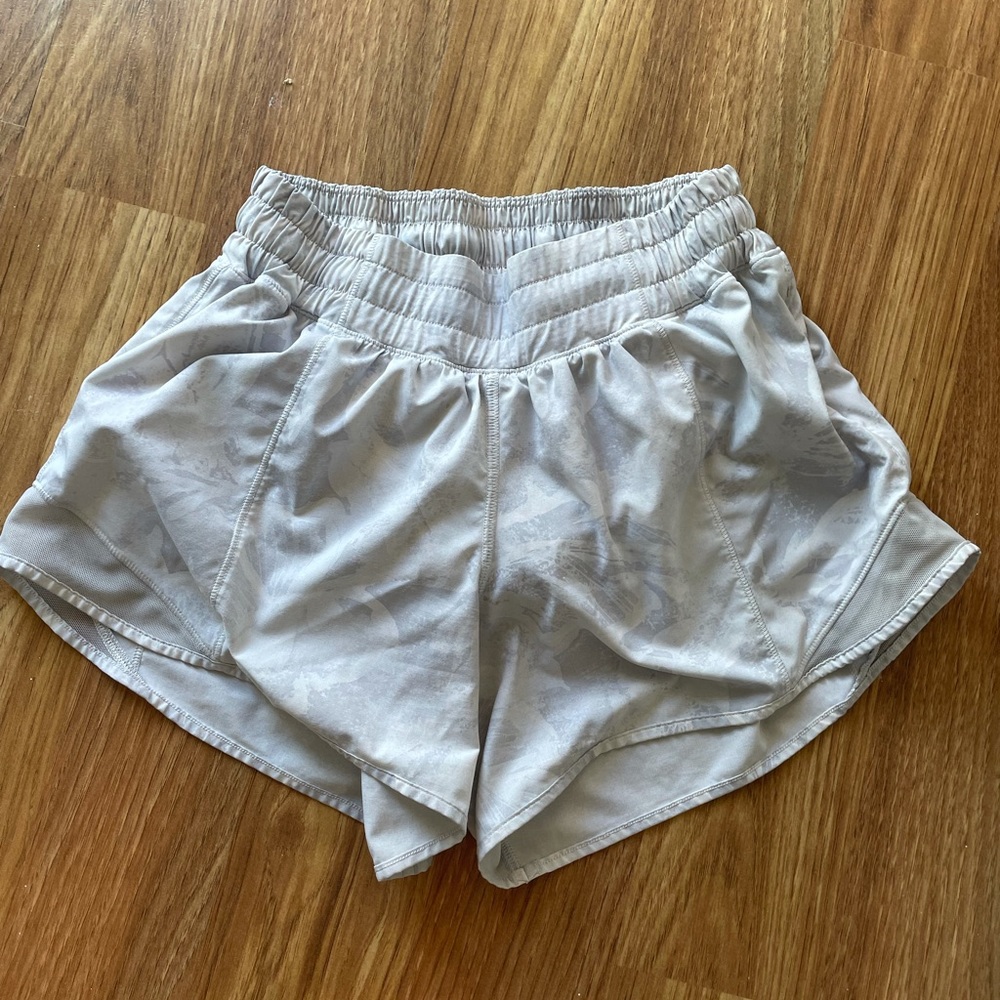 Lululemon hotty hot low rise 4in shorts white/grey